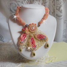 Collier Les Délices de l'Eté brodé avec un ruban de soie Jaune et Rose, chatons en Cristal, cabochons poires, Corail Rose en pierre de gemme, résine, perles nacrées, rocailles et Argent 925/1000 